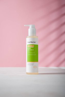 İzmail, Ukrayna. 9 Temmuz 2024. Gerçek bariyer kontrol T temizlik köpüğü şişesi. Pembe arka planda Kore kozmetik ürünleri. Ürün sunumu, reklam afişi. Boşluğu kopyala