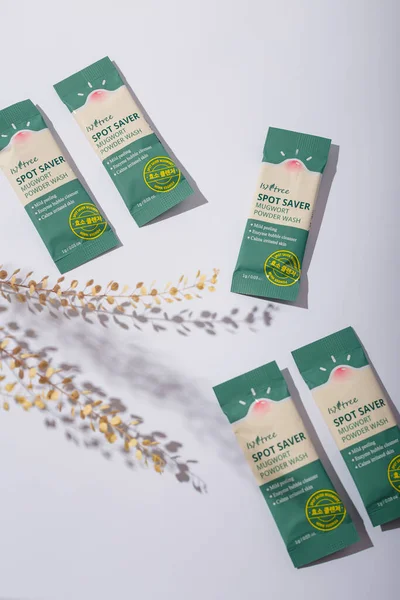 İzmail, Ukrayna. 9 Temmuz 2024. Kore kozmetik ürünleri. ISNTREE Spot Saver Mugwort Pudra Yıkama. Bitki dallı beyaz arka planda bazı çubuklar.