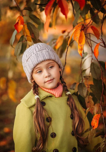秋の紅葉を背景に女の子 悲しい — ストック写真