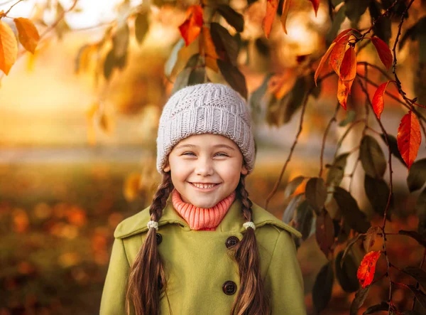 Портрет Смеющейся Маленькой Девочки Осеннем Парке — стоковое фото