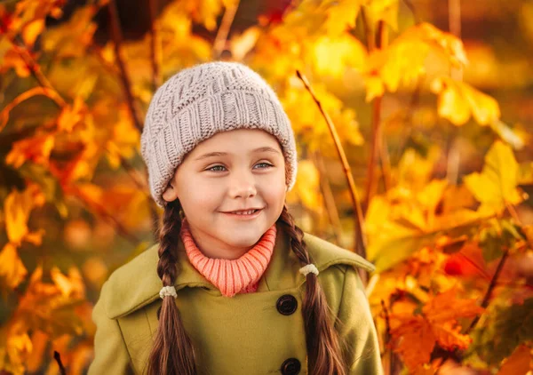 Маленькая Девочка Лет Осенними Листьями Клена Смеется — стоковое фото