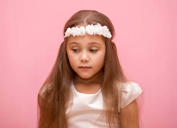 Kleines Mädchen Mit Langen Haaren Porträt Traurig — Stockfoto