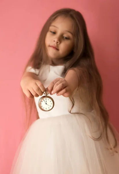 Ein Kleines Mädchen Mit Einer Armbanduhr Der Hand Ist Mitternacht — Stockfoto