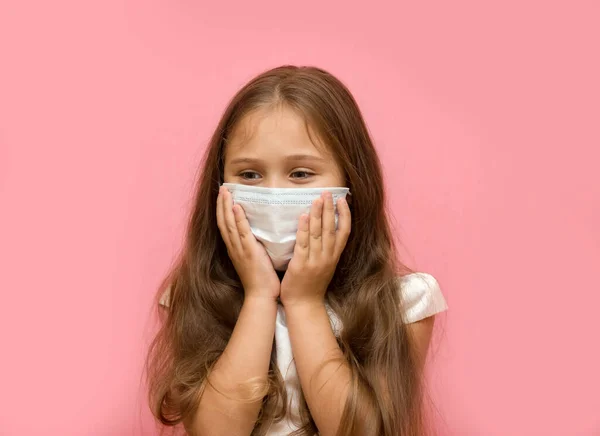 Niña Pequeña Con Una Máscara Médica Cara —  Fotos de Stock