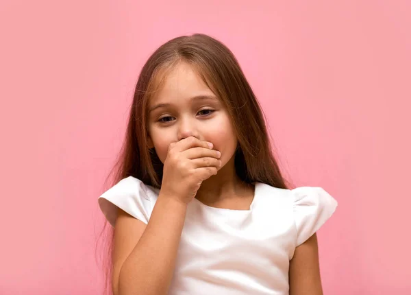 Dziewczynka Zakrywa Usta Dłonią — Zdjęcie stockowe