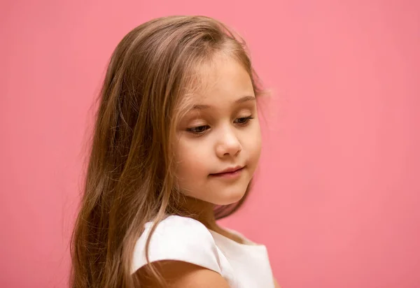 Kleines Mädchen Mit Langen Haaren Porträt Traurig — Stockfoto