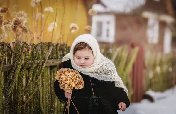 Niña Camina Naturaleza Invierno Ropa Invierno —  Fotos de Stock