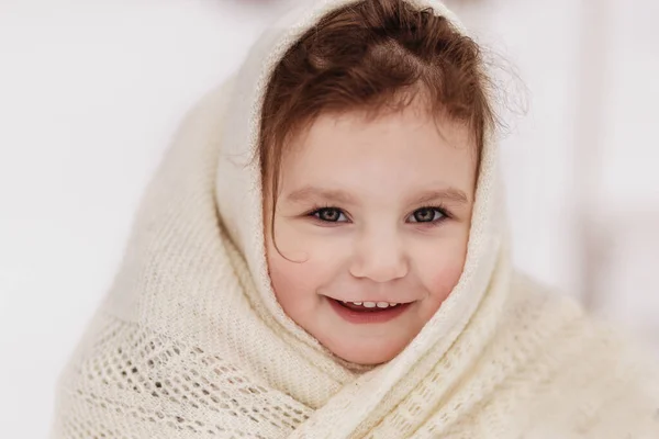 Kleines Mädchen Spaziert Winter Der Natur Winterbekleidung — Stockfoto