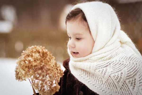 Niña Camina Naturaleza Invierno Ropa Invierno —  Fotos de Stock