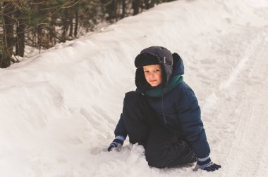 Açık havada şapkalı şirin bir çocuğun portresi.