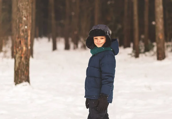 Мальчик Зимнем Лесу Стоит — стоковое фото