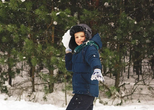 Söt Pojke Leker Med Snö Vacker Snöpark Vintern — Stockfoto