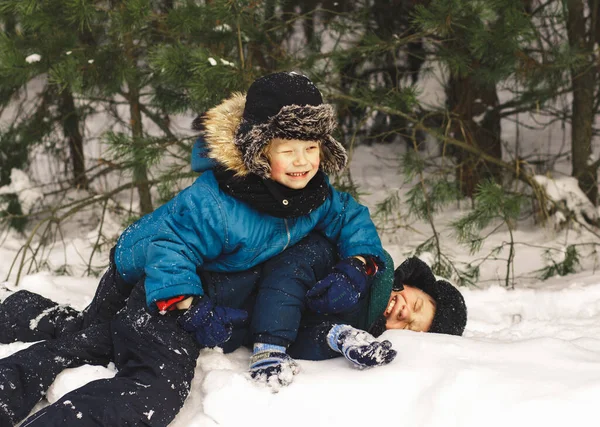Два Мальчика Играют Снегу Прекрасном Зимнем Лесу — стоковое фото