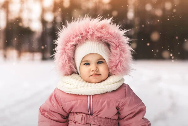 Porträt Eines Kleinen Hübschen Mädchens Rosa Jacke Winterwald — Stockfoto