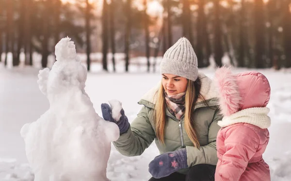 Мама Маленькая Дочь Лепили Снеговика Зимой Парке — стоковое фото