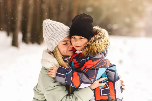 Joven Madre Feliz Invierno Sostiene Pequeño Hijo Retrato Familiar Maternidad — Foto de Stock