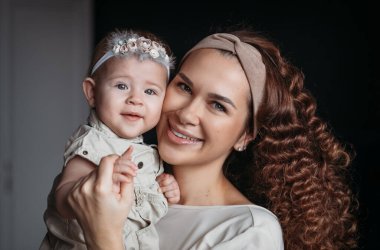 Kollarında küçük bir kızı olan güzel ve mutlu bir anne. Aile fotoğrafı.