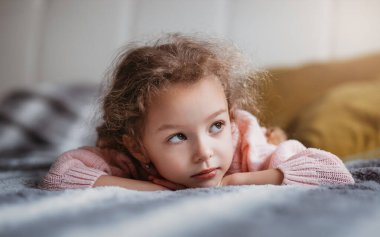 Güzel bir kız kanepede uzanır ve hayal kurar. Duygular