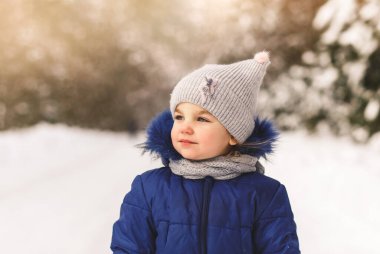 Doğada kışın güzel bir kızın portresi.