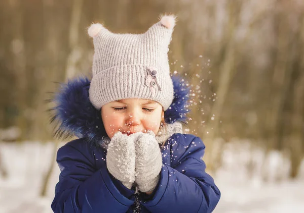 Маленькая Девочка Играет Снегом Зимой Солнечный День — стоковое фото
