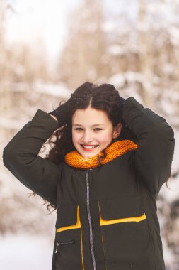 Güzel kız güneşli bir günde doğada eğleniyor.