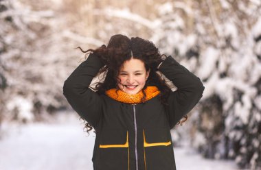 Uzun dalgalı saçlı, komik bir kız.