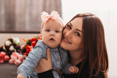 Güzel bir anne ve kız çocuğunun portresi. Kameraya bir bak.