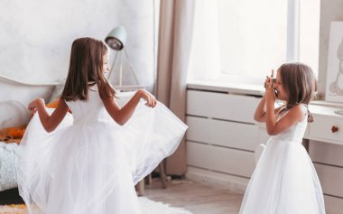 İki küçük kız arkadaş ışık odasında oyun oynuyorlar. Dost canlısı kardeşler.