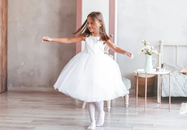 Dziewczynka Pięknej Białej Sukience Tańczy Świetlicy Kręci Się Wokół Muzyki — Zdjęcie stockowe