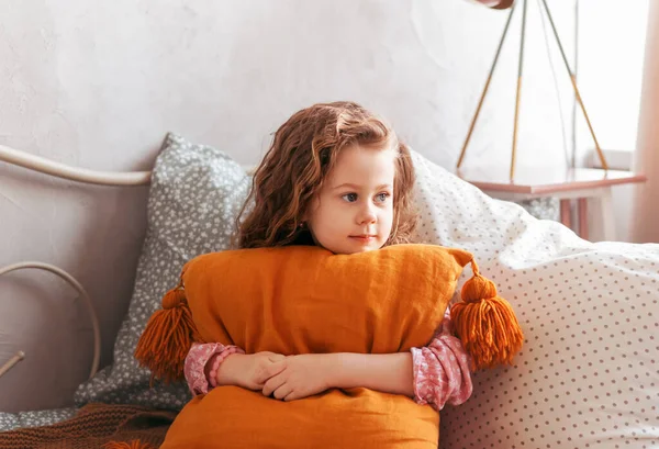Little Cute Girl Przytula Poduszkę Łóżku Sypialni Dla Dzieci — Zdjęcie stockowe
