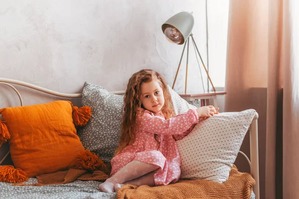 Маленька Старовинна Дівчинка Сидить Ліжку Дитячій Спальні Мріє — стокове фото