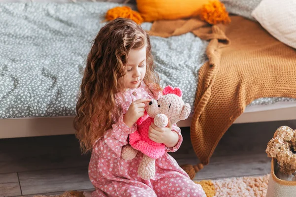 Pequena Menina Bonito Brinca Com Urso Brinquedo Macio Chão Quarto — Fotografia de Stock