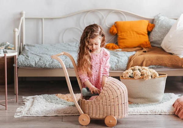 Menina Brinca Com Brinquedos Chão Quarto Das Crianças — Fotografia de Stock