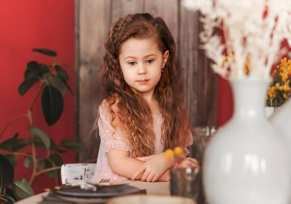 Mała Smutna Dziewczynka Siedzi Przy Kuchennym Stole Czekam Lunch — Zdjęcie stockowe