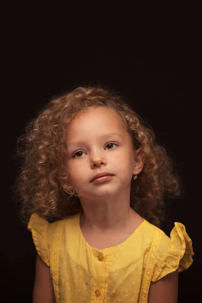 Belle Petite Fille Aux Cheveux Bouclés Sur Fond Noir Portrait — Photo