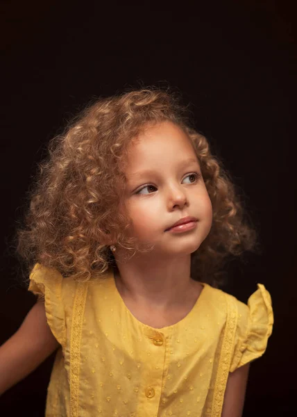 Egy Gyönyörű Kislány Portréja Fekete Háttérrel Egy Pillantás Kamerába — Stock Fotó