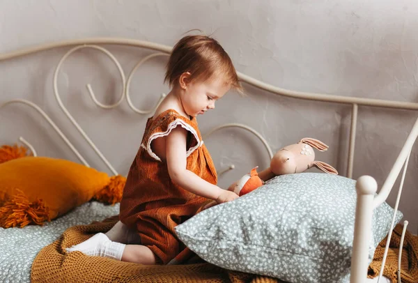 Маленька Мила Дівчинка Тодлер Бавиться Іграшками Ліжку Спальні — стокове фото