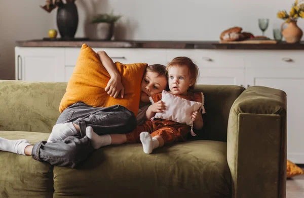 Crianças Irmão Irmã Brincam Com Travesseiros Sofá Sala Estar — Fotografia de Stock