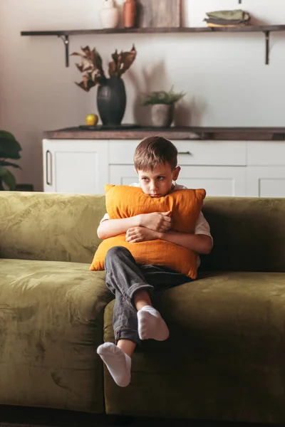 Сумний Хлопець Сидить Дивані Підліткова Депресія — стокове фото