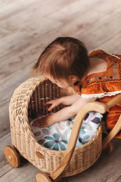 Holčička Hraje Panenkama Kočárkem Dětský Pokoj Šťastné Dětství — Stock fotografie