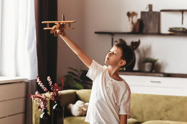 Menino Brinca Com Avião Brinquedo Madeira Sala Estar Desejo Viajar — Fotografia de Stock