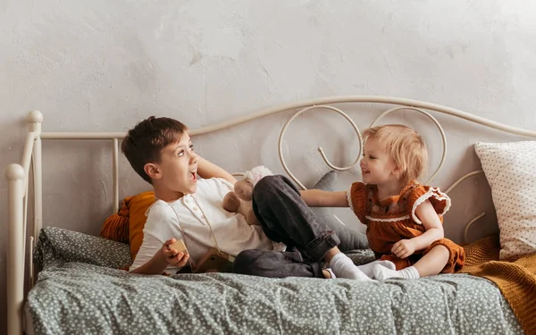 Menino Menina Brincam Cama Quarto Das Crianças Irmão Irmã Feliz — Fotografia de Stock