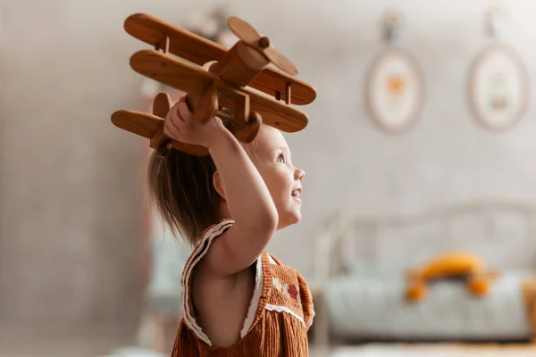 Маленька Дівчинка Грає Іграшковим Дерев Яним Літаком — стокове фото
