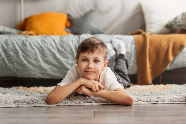 Смішний Хлопчик Лежить Підлозі Дитячій Кімнаті — стокове фото
