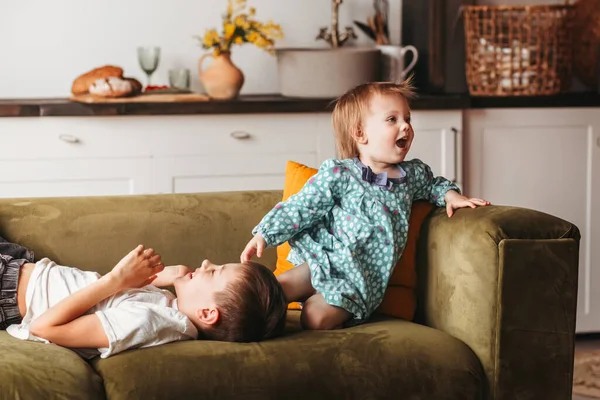 Menino Menina Brincam Sofá Quarto Das Crianças Irmão Irmã Feliz — Fotografia de Stock