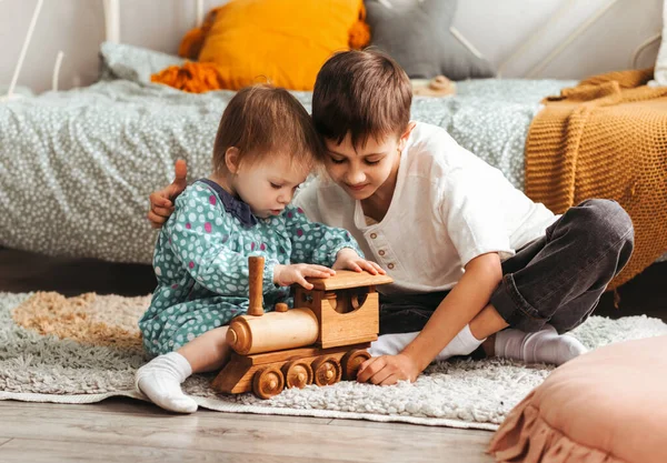 Irmão Irmã Brincam Com Brinquedos Madeira Quarto Das Crianças Crianças — Fotografia de Stock