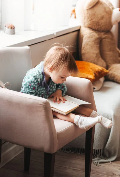 Menina Todler Senta Numa Cadeira Livro Desenvolvimento Educação Infância — Fotografia de Stock