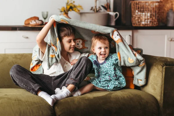 Menino Menina Brincam Cama Quarto Das Crianças Irmão Irmã Feliz — Fotografia de Stock