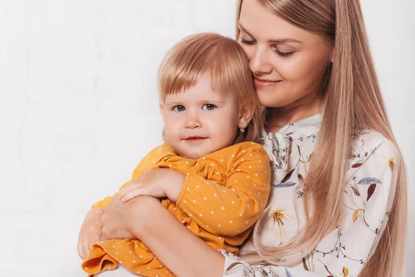 Mladá Šťastná Matka Objímá Svou Dcerku Jasném Pozadí Komunikace Mezi — Stock fotografie