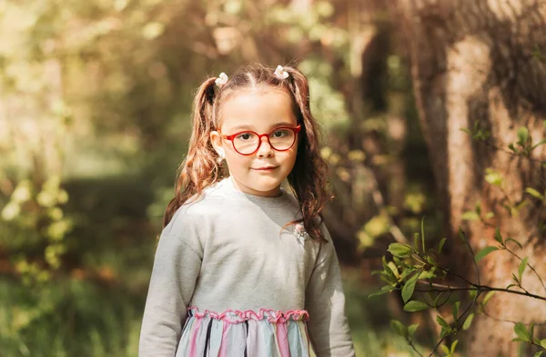 Słodka Dziewczynka Okularach Naturze Słoneczny Dzień — Zdjęcie stockowe